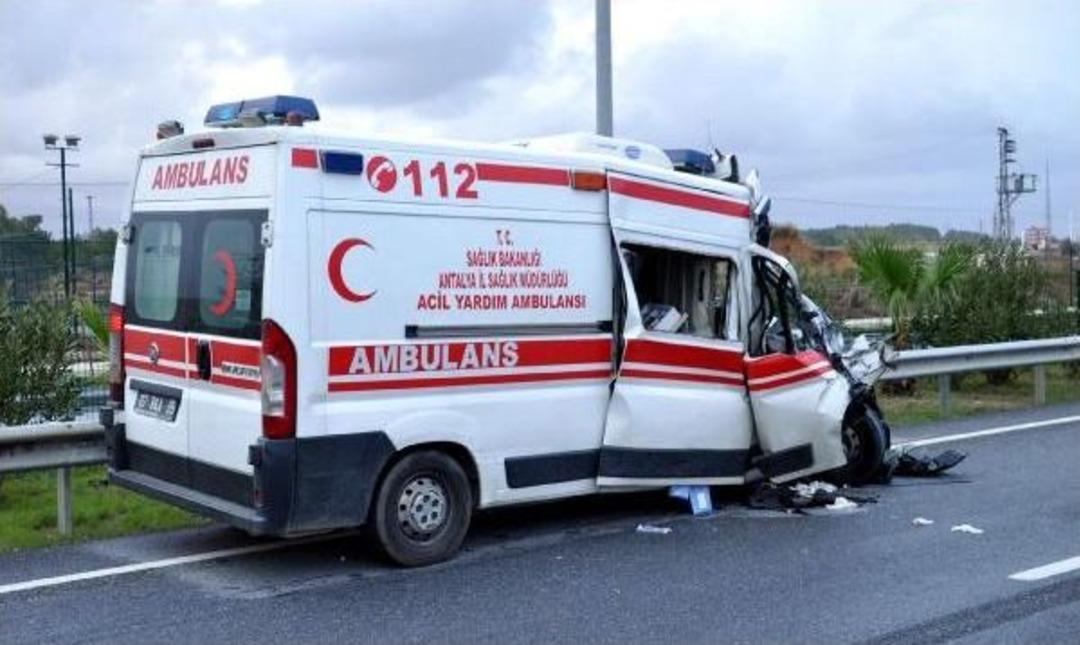 Kaza Yapan Ambulans Şof&ouml;r&uuml;ne, Yaralanan Doktordan Tazminat Davası