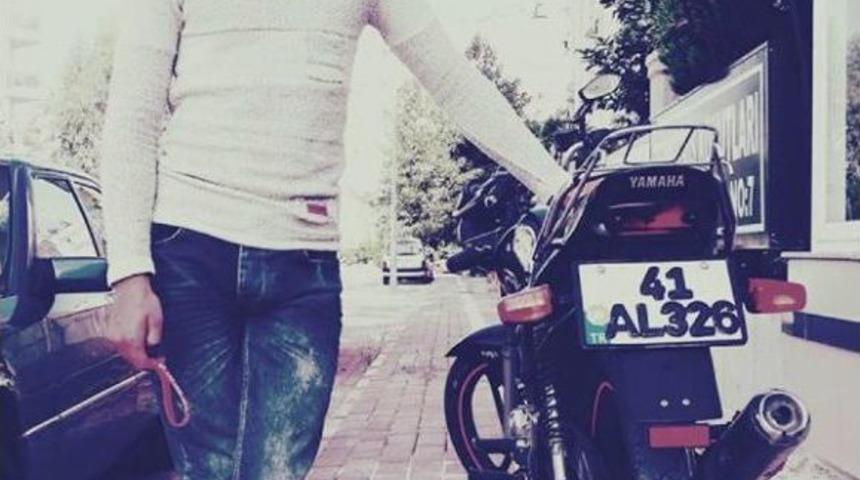 Motosikletli Liselilere Otomobil &Ccedil;arptı: 1 &Ouml;l&uuml;, 1 Yaralı