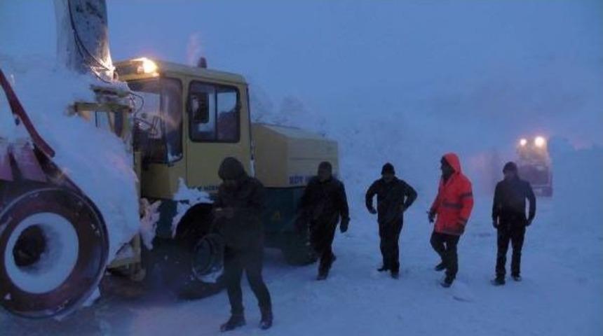 Muş'ta Karayoluna Çığ Düştü; 3 Operatör Kayıp (Fotoğraflar)