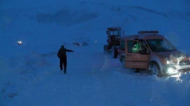 Muş'ta Karayoluna Çığ Düştü; 3 Operatör Kayıp (Fotoğraflar)