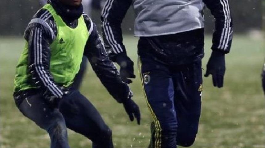 Fenerbah&ccedil;e Kar Yağışı Altında &Ccedil;alıştı