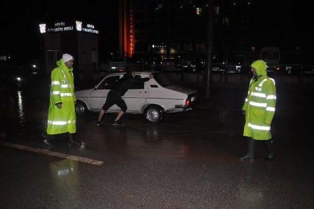 Osmaniye'de Sağanak Yağmur Hayatı Olumsuz Etkiledi