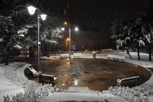 İstanbul'da Gece Kar Etkili Oldu