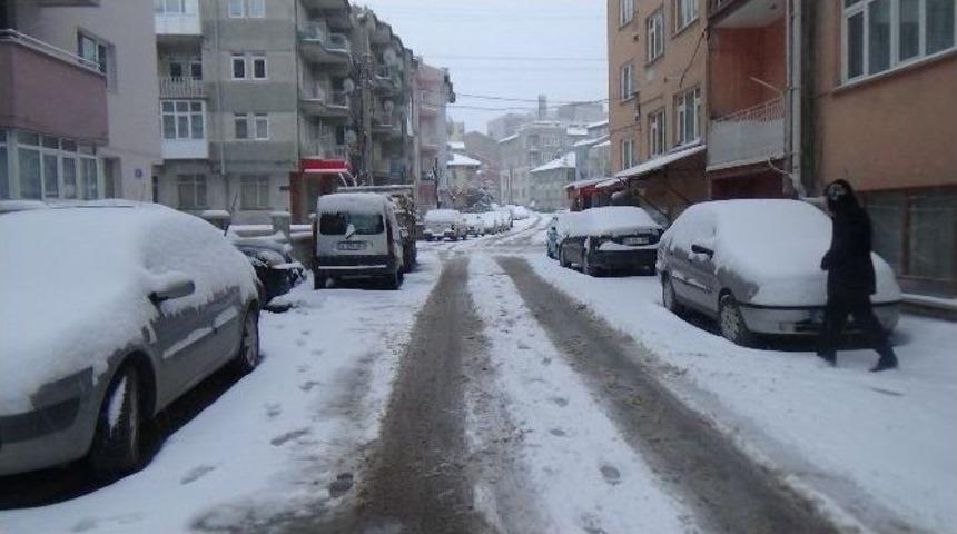 K&uuml;tahya&rsquo;da Kar Kalınlığı 10 Santimetreye Ulaştı