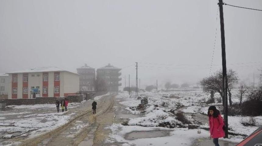 Sincik&rsquo;te 3 K&ouml;y Yolu Kapandı