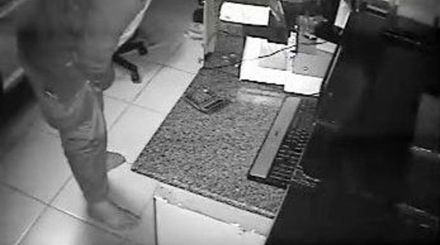 Yalın Ayak Hırsız Parayı Sayıp &Ccedil;aldı