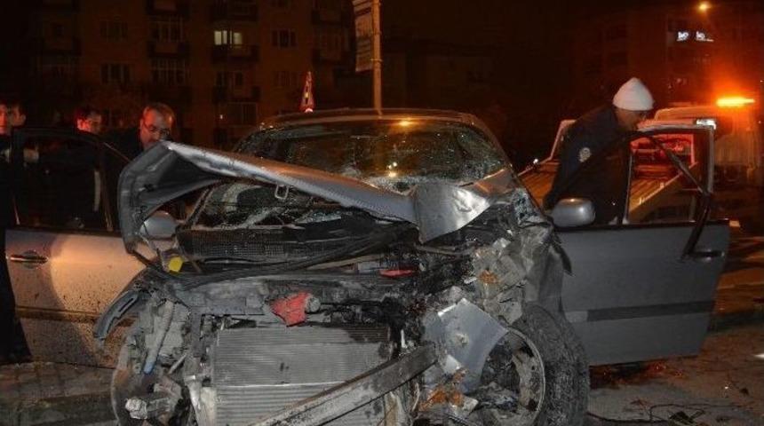 Bursa&rsquo;da Hızını Alamayan Otomobil, Kaldırıma &Ccedil;ıkıp Ağaca &Ccedil;arparak Durabildi: 3 Yaralı
