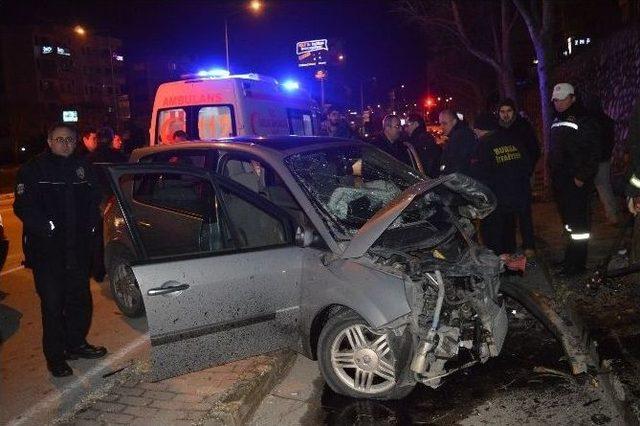 Bursa’da Hızını Alamayan Otomobil, Kaldırıma Çıkıp Ağaca Çarparak Durabildi: 3 Yaralı