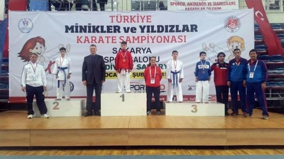 &Uuml;sk&uuml;darlı Minikler Madalyaları Topladı