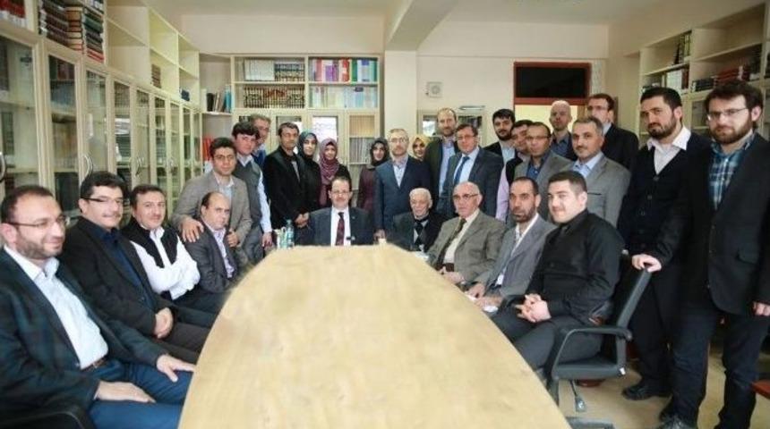 Rekt&ouml;r Coşkun İlahiyat Fak&uuml;ltesi Akademisyenleri İle Bir Araya Geldi