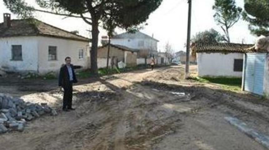 İncirliova&rsquo;da &Ccedil;erkez Caddesi &Ccedil;amurdan Kurtuluyor