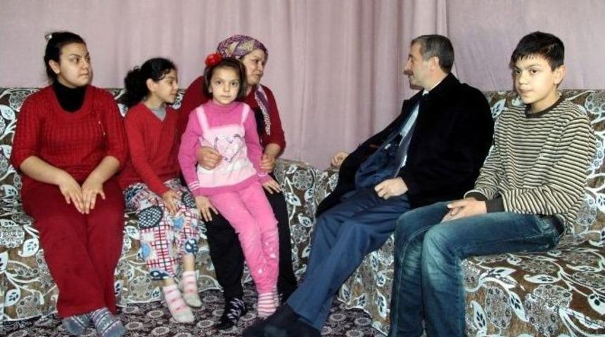 Okul Kıyafetleri Olmayan 4 Kardeşe Belediyeden Yardım