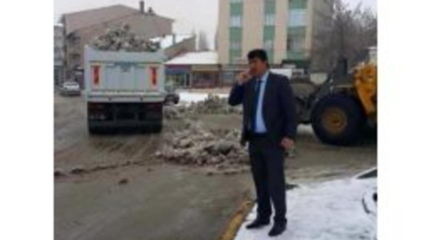 Pasinler Belediyesi Kar Temizleme &Ccedil;alışmalarını S&uuml;rd&uuml;r&uuml;yor