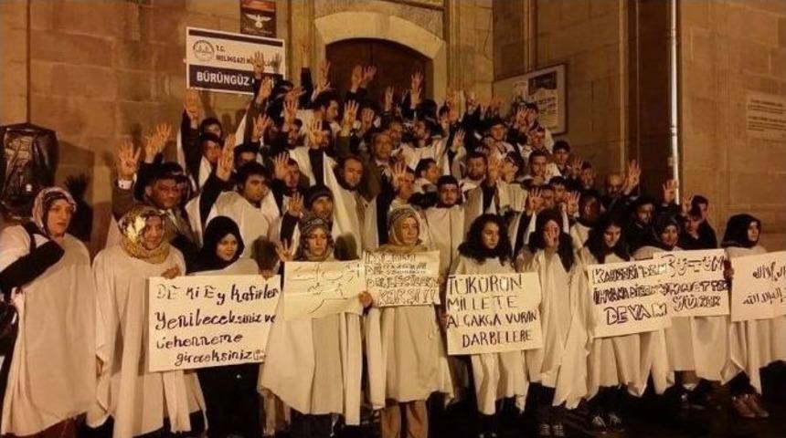 Kimder &Uuml;yeleri Mısır&rsquo;daki İdam Kararlarını Kefen Giyerek Protesto Etti