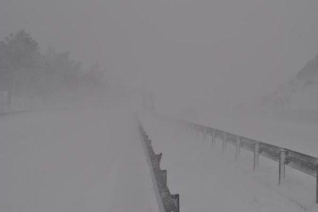 Tır Devrildi, İzmir-Manisa Yolu Kapandı (2)