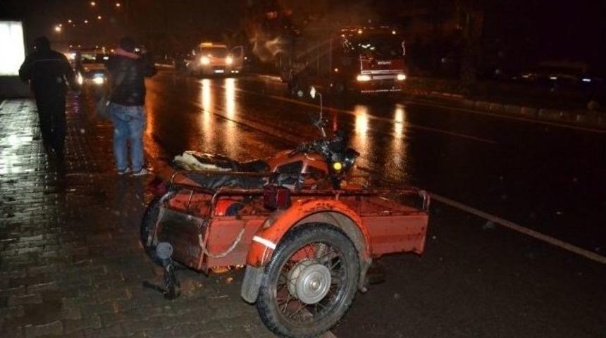 Motosiklet Otomobilin Altında Kaldı