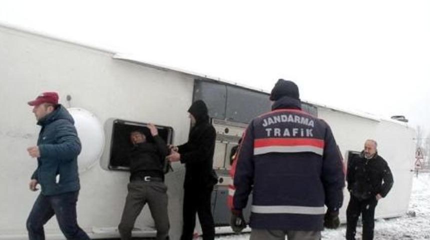 Savaştepe'de Otob&uuml;s Devrildi: 4 Yaralı (2)