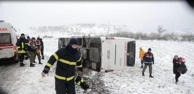 Savaştepe'de Otobüs Devrildi: 4 Yaralı (2)