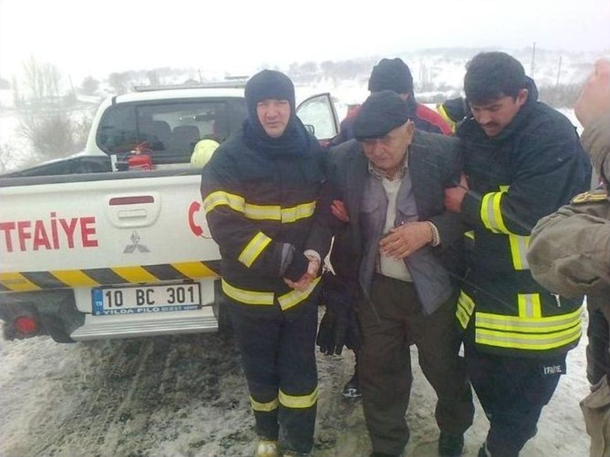 Kar Ve Fırtına Yolcu Otob&uuml;s&uuml;n&uuml; Devirdi: 4 Yaralı
