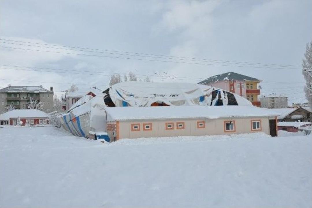 Aşırı Kar Yağışına Dayanamayan Halı Saha &Ccedil;&ouml;kt&uuml;