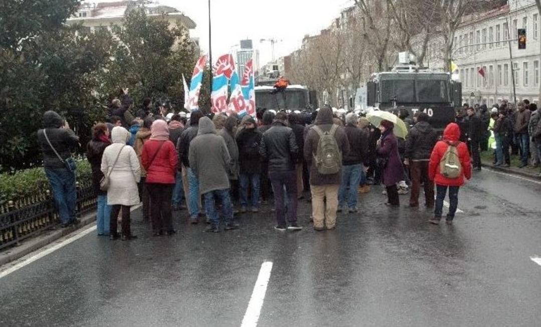 G-20 Zirvesi&rsquo;ni Protesto Eden Grup, Yolu Trafiğe Kapattı