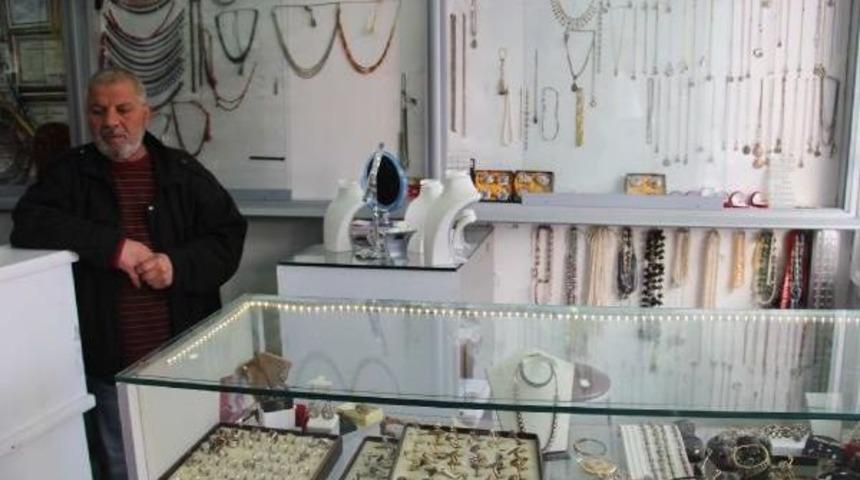 Kar Maskeli 3 Kişi Taşla Camını Kırdıkları G&uuml;m&uuml;ş&ccedil;&uuml;y&uuml; Soydu