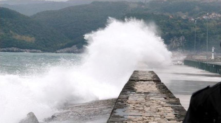 Amasra&rsquo;da Dalga Boyu 5 Metreyi Aştı