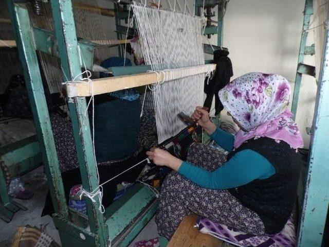 Korkuteli’nde Yöresel Kilim Dokumacılığı Kursu Başladı