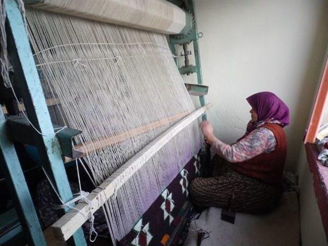 Korkuteli’nde Yöresel Kilim Dokumacılığı Kursu Başladı