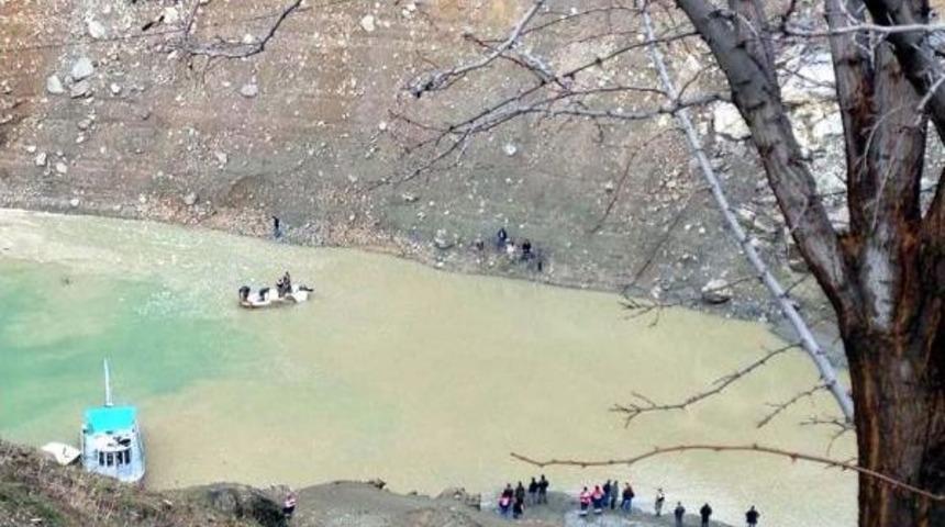 Baraj G&ouml;l&uuml;ne D&uuml;şen Iş Makinası &Ouml;perat&ouml;r&uuml; Suda Kayboldu