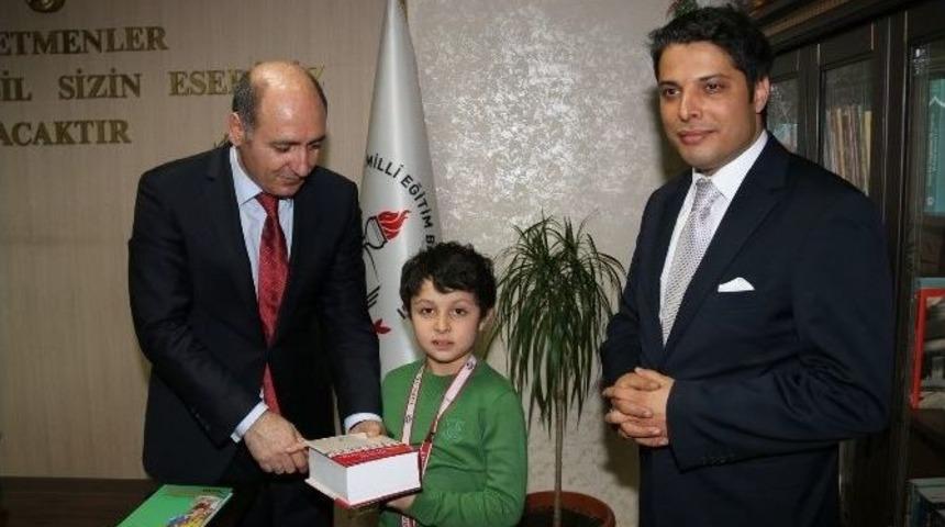 M&uuml;d&uuml;r Kurtaran&rsquo;dan Başarılı &Ouml;ğrenciye &Ouml;d&uuml;l