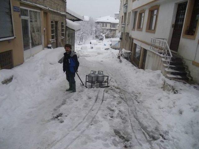 Tüpçü Genç Müşteriye Kızakla Ulaşıyor