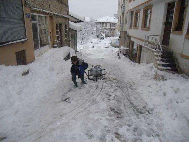 Tüpçü Genç Müşteriye Kızakla Ulaşıyor