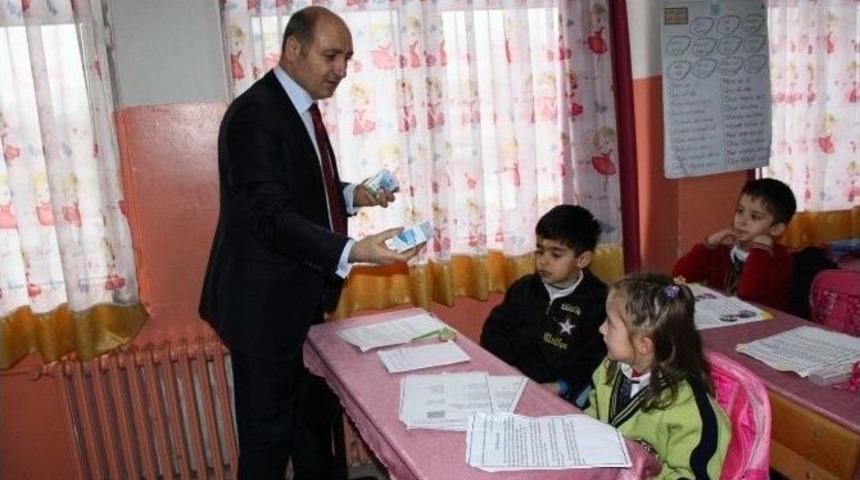 Hakkari&rsquo;de Okul S&uuml;t&uuml; Dağıtımı