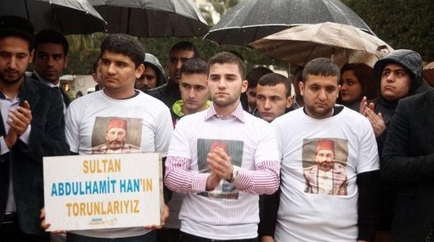 Yağmur Altında 2. Abd&uuml;lhamid Hanı Andılar