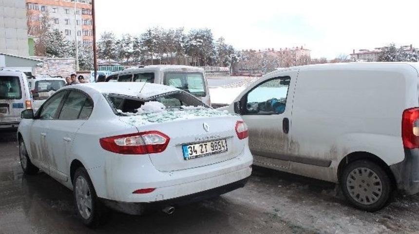 &Ccedil;atıdan D&uuml;şen Kar K&uuml;tlesi, Otomobilde Maddi Zarara Yol A&ccedil;tı