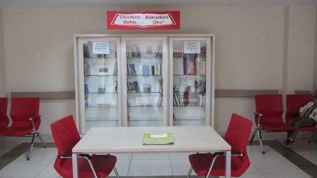 Niğde Devlet Hastanesi’nde Okurken Bekle, Beklerken Oku Kitaplığı 2