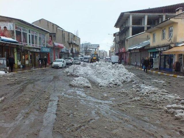 Belediyeden Kar Temizleme Çalışması