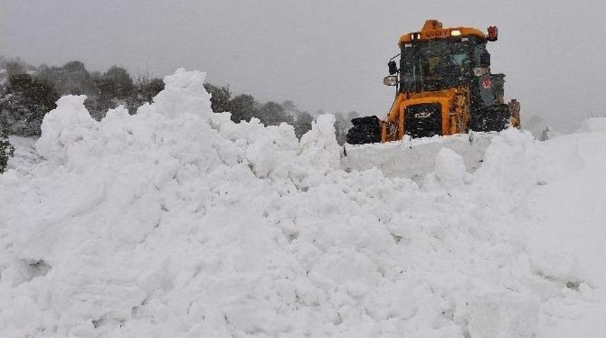 Balıkesir&rsquo;de Karla M&uuml;cadele Başladı