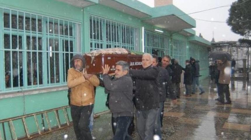 İzmir'de Cinnet: Eşi Ve 2 Kızını &Ouml;ld&uuml;rd&uuml;, Intihar Girişiminde Bulundu (3)