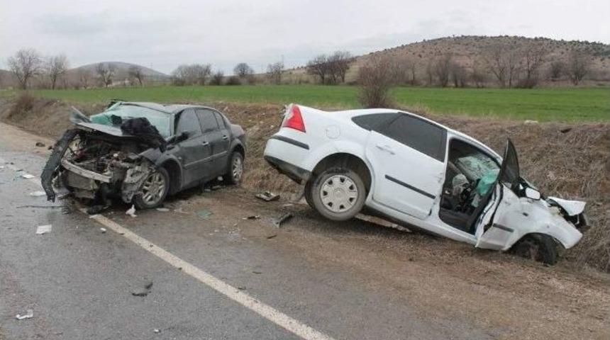 İki Otomobil Kafa Kafaya &Ccedil;arpıştı: 3 &Ouml;l&uuml;, 4 Yaralı