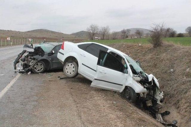 İki Otomobil Kafa Kafaya Çarpıştı: 3 Ölü, 4 Yaralı