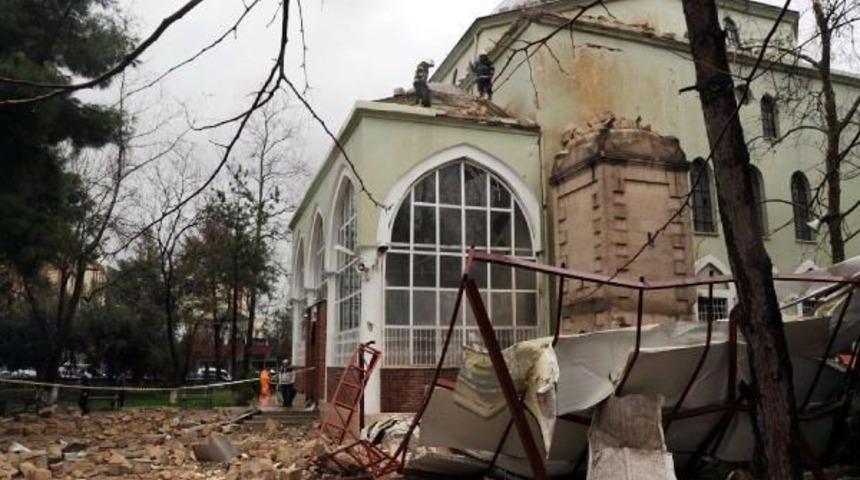 Antalya'da Yıldırım D&uuml;şen Minare Yıkıldı