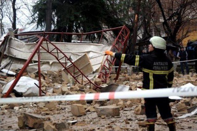 Antalya'da Yıldırım Düşen Minare Yıkıldı