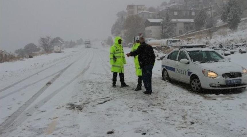 Sertavul Ge&ccedil;idinde Ulaşım G&uuml;&ccedil;l&uuml;kle Sağlanıyor