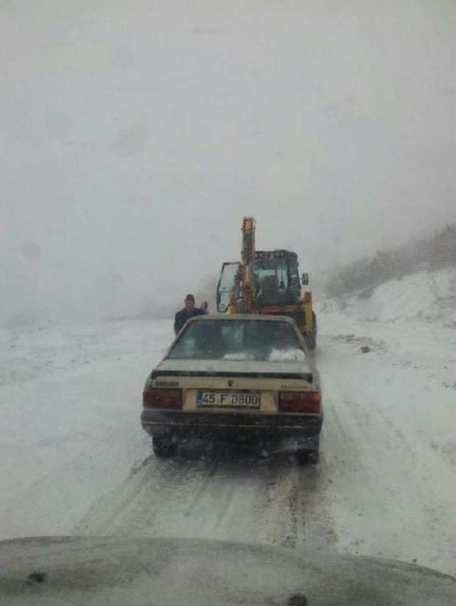 Karla Kaplı Yol Açıldı, Ömer Bebek Ve Ailesi Evine Ulaştı