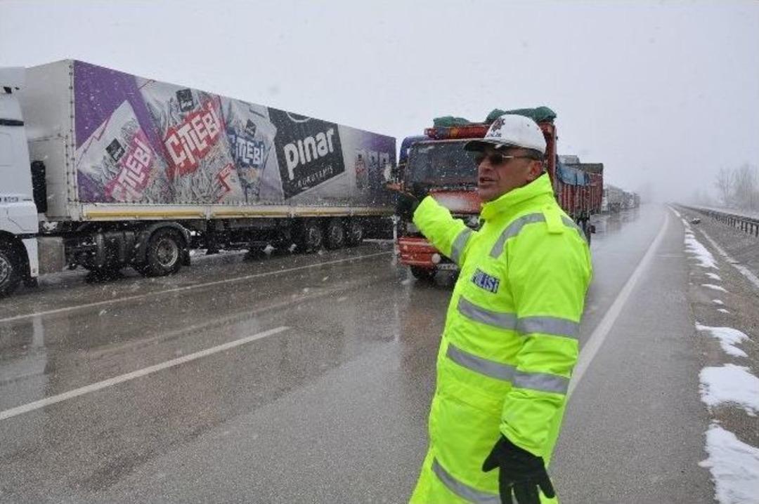 İneg&ouml;l&rsquo;de Kar Esareti Tekrar Başladı