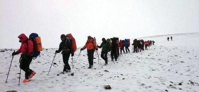 Fırtına Dinmeyince 'doğadan Güçlü Değiliz' Diyen Dağcılar, Ağrı'dan Indi