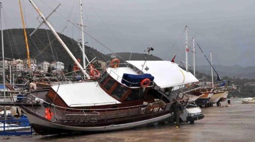 Fırtına Karadaki Tekneleri Devirdi
