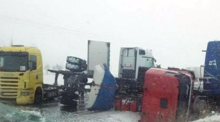 Afyonkarahisar&rsquo;da Zincirleme Trafik Kazası